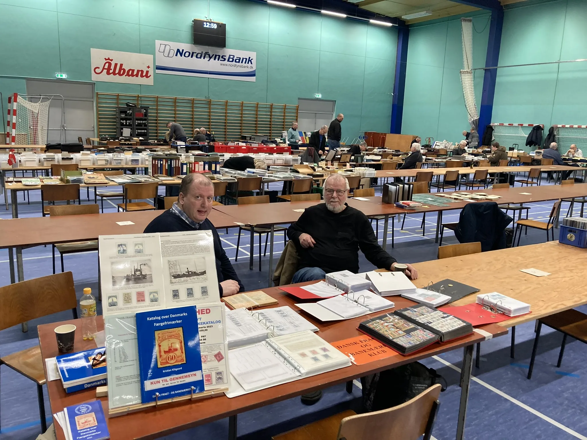 Dansk Fragt- & Banemærkeklubs deltager i Bolbro Frimærkeklubs byttedag - her med Per og Mogens i fokus med det nye katalog over Danmarks Færgefrimærker. Dansk Fragt- & Banemærkeklubs deltager i Bolbro Frimærkeklubs byttedag - her med Per og Mogens i fokus med det nye katalog over Danmarks Færgefrimærker.