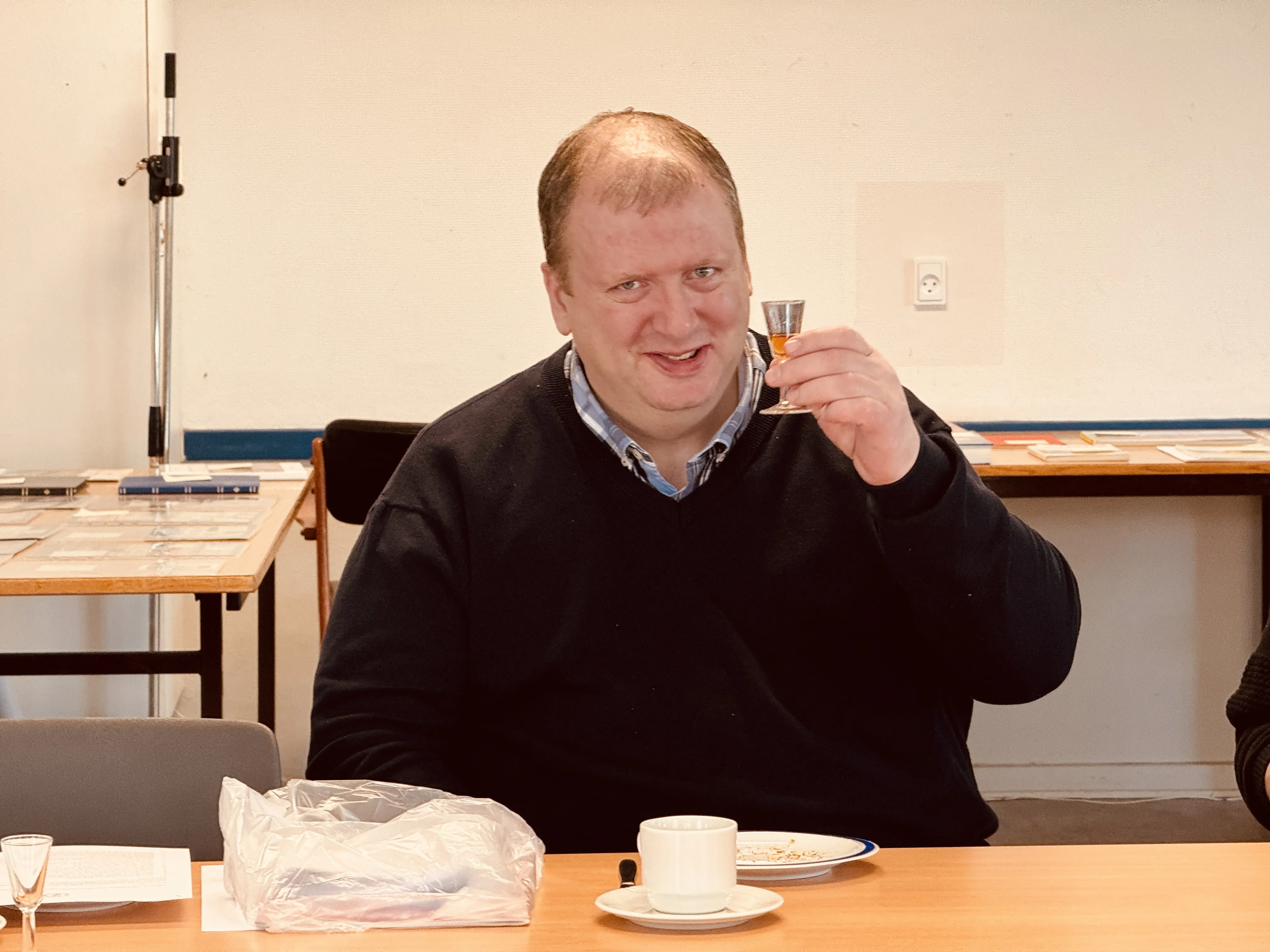 Billede fra Dansk Fragt- & Banemærkeklubs ordinære generalforsamling 2024 - Formand Per "Fut" byder velkommen. Billede fra Dansk Fragt- & Banemærkeklubs ordinære generalforsamling 2024 - Formand Per "Fut" byder velkommen.