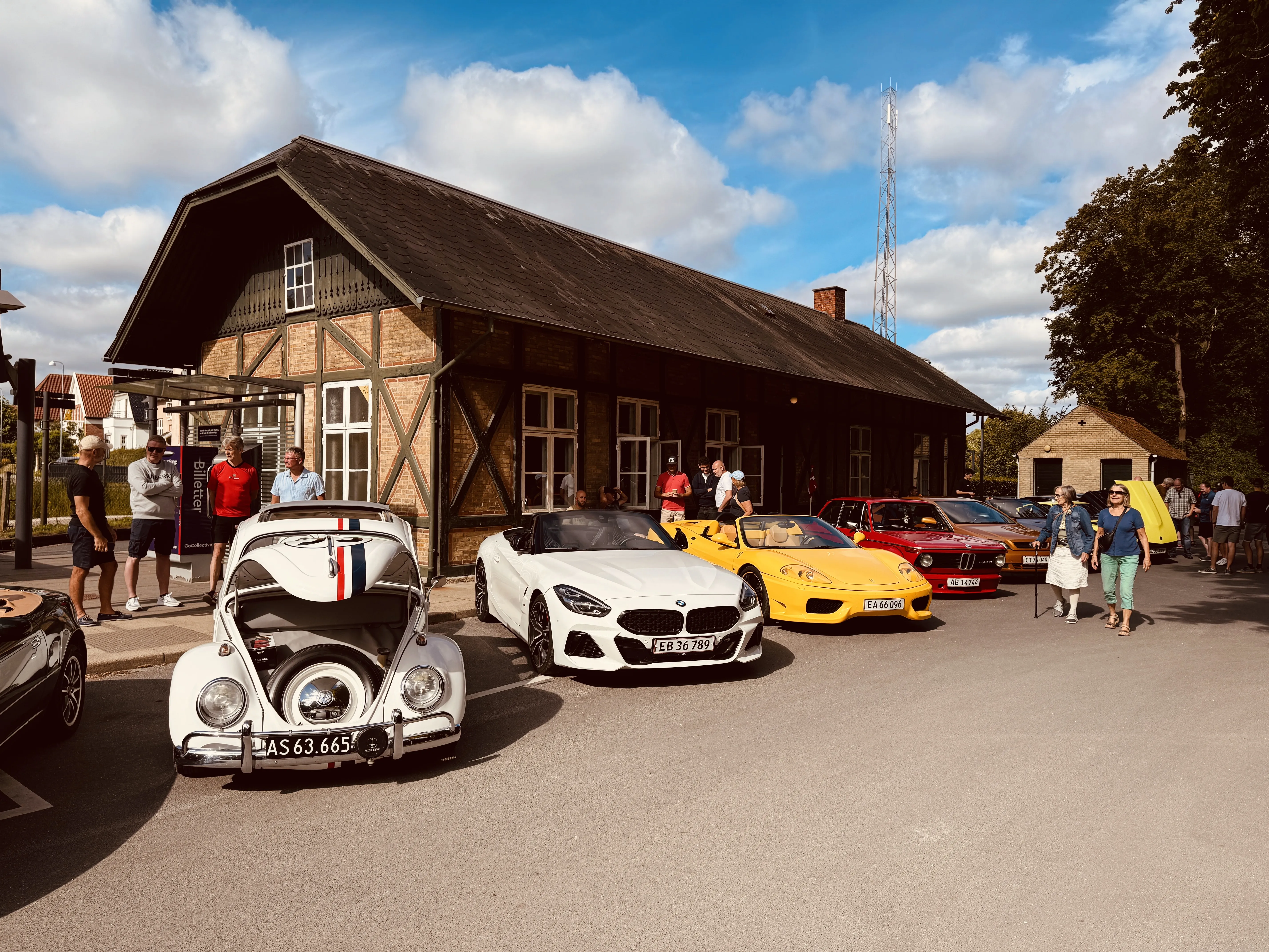 Cars & Coffee Odense holder med deres biler ud for Fruens Bøge Station