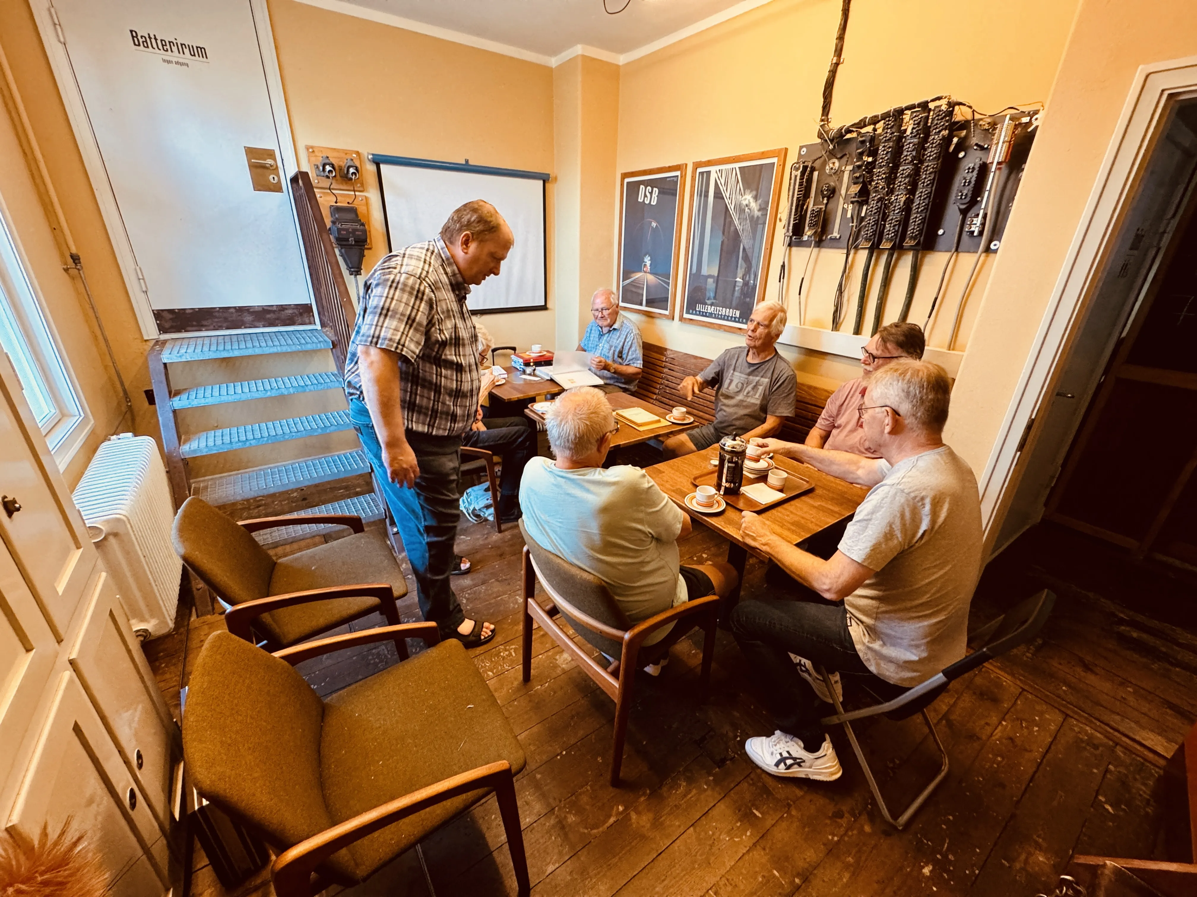 Der var  fremmødt 8-10 dedikerede samlere fra Dansk Fragt- & Banemærkeklub til arrangementet. Her står Per Fut og fortæller morsomme anekdoter fra de klassiske Morten Korch-film.