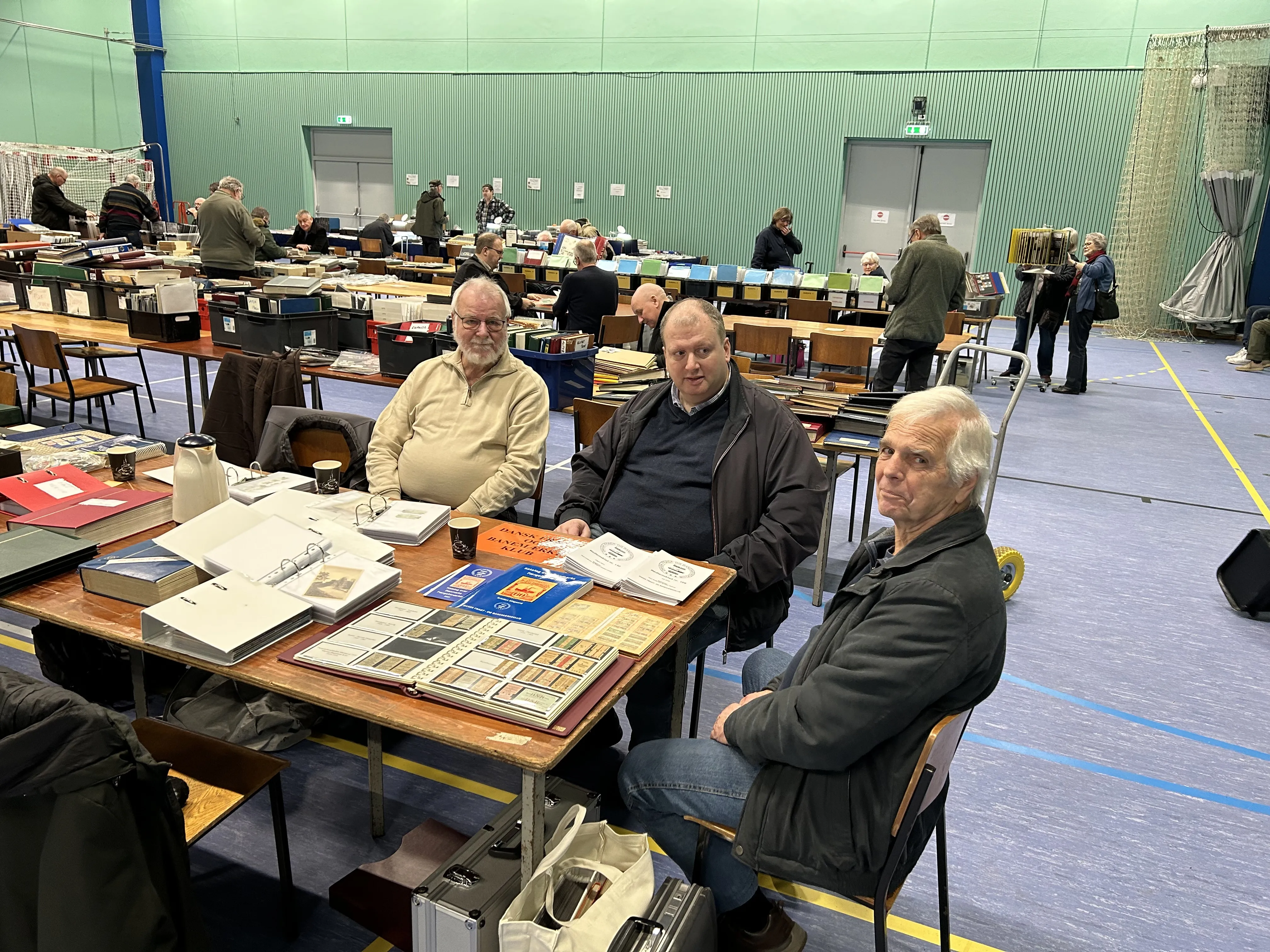 Dansk Fragt- & Banemærkeklub deltog i Bolbro Frimærkeklubs byttedag, med forperson Per "Fut" Nielsen i midten