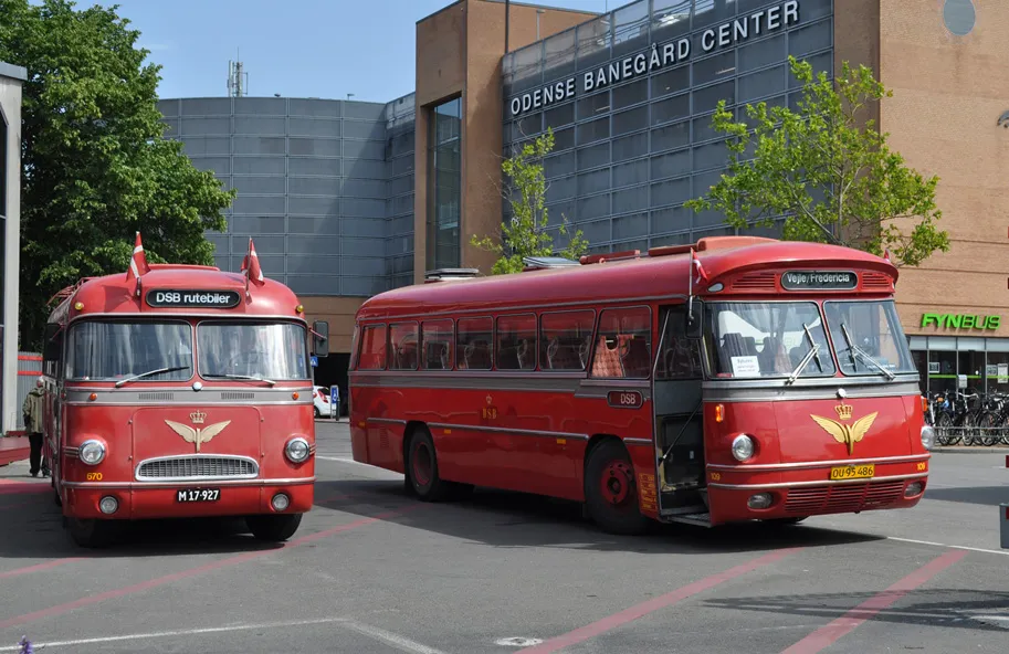 DSB-rutebilerne nr. 670 fra 1957 (til venstre) og nr. 109 fra 1966 kørte rundture i Odense.