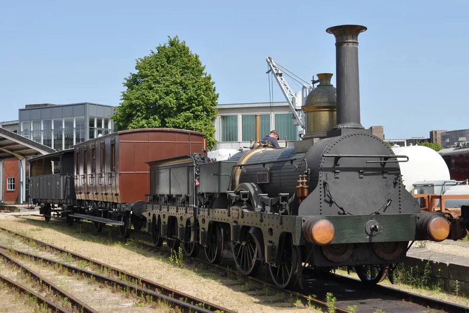 Museets replika af Danmarks første lokomotiv, ODIN fra 1847, med kupévognen DJDS C 2 fra 1865 og den åbne skovvogn SJS CC 322 fra 1880 holder klar til afgang.