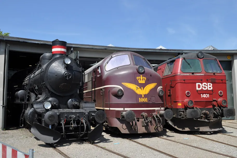 Tre meget karakteristiske DSB-lokomotiver opstillet ved drejeskiven. Fra venstre P 931 bygget af Schwartzkopf i 1910, MX 1001 bygget af NOHAB i 1960, og MZ 1401 bygget af NOHAB i 1967.