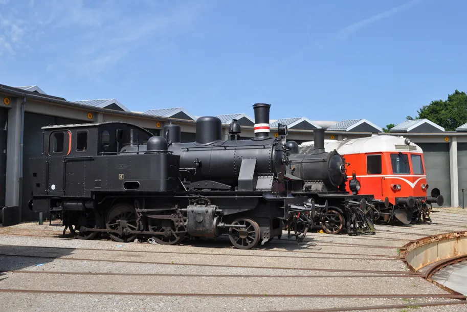 Privatbanetrækkraft udstillet ved drejeskiven. Forrest Varde-Nørre Nebel-Tarm Jernbane (VNTJ) lokomotiv nr. 9, bygget af Henschel i 1925, i midten Odense-Kerteminde-Martofte Jernbane (OKMJ) lokomotiv nr. 14 bygget af Henschel i 1911. Længst til højre Hads-Ning Herreders Jernbane (HHJ) diesellokomotiv DL 11, bygget af Frichs i 1952.
